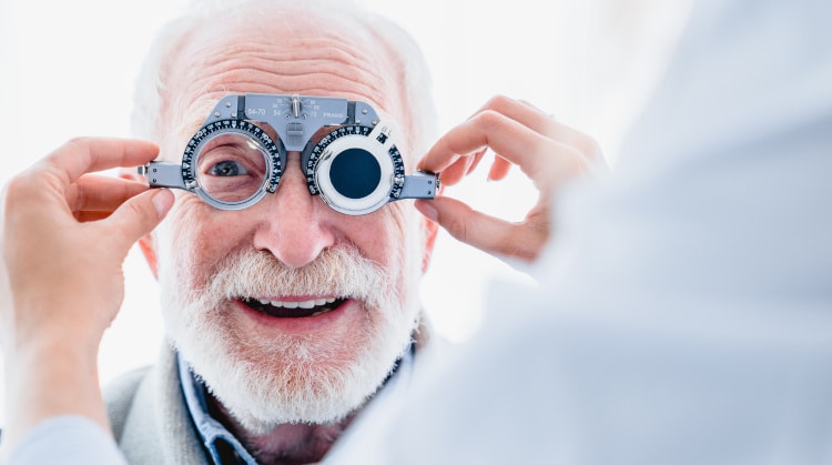 Augengesundheit im Alter: Mit zunehmendem Alter wird die Gesundheit der Augen immer bedeutender. Regelmäßige Untersuchungen bei Augenärzten und Optikern sollten durchgeführt werden.